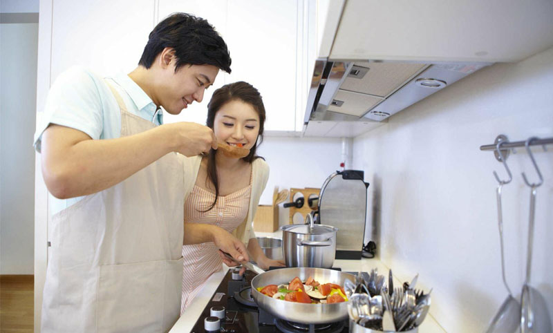 Thay người phụ nữ làm các công việc nội trợ